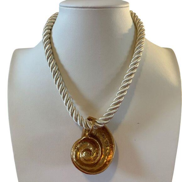 Gorgeous Shimmery Nautilus Goldtone Pendant on Pearly Looking Rope Chain. - Picture 4 of 6